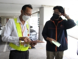 ครูฝึกประจำรถสรุปผลการตรวจประเมินพร้อมให้คำแนะนำ
